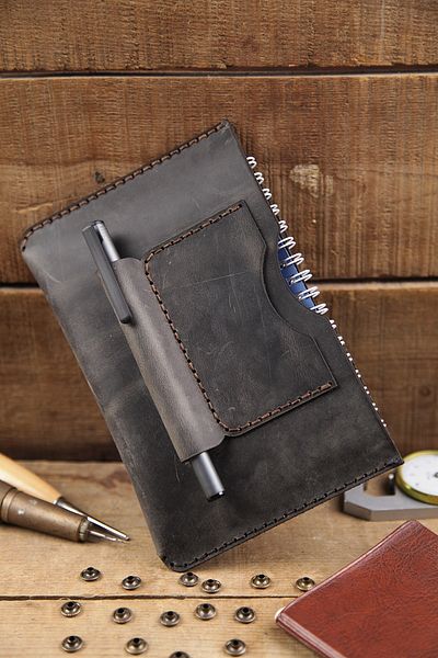New Coast Leather 1900's Ръчно изработен калъф за тефтер A6 от естествена кожа