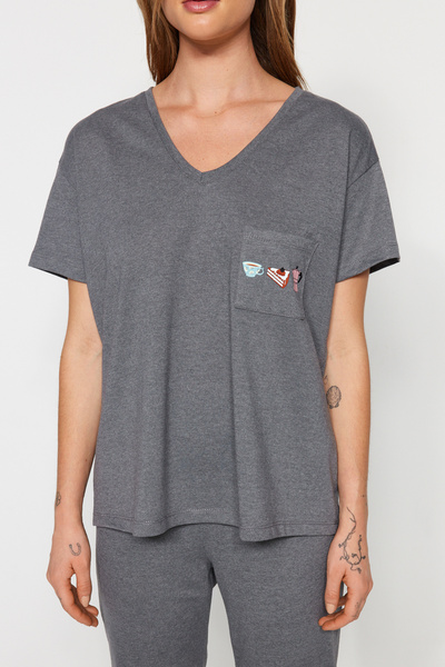 Trendyol Collection Šedá bavlněná sada pyžama s potiskem – tričko a kalhoty Thmss23Pt00151