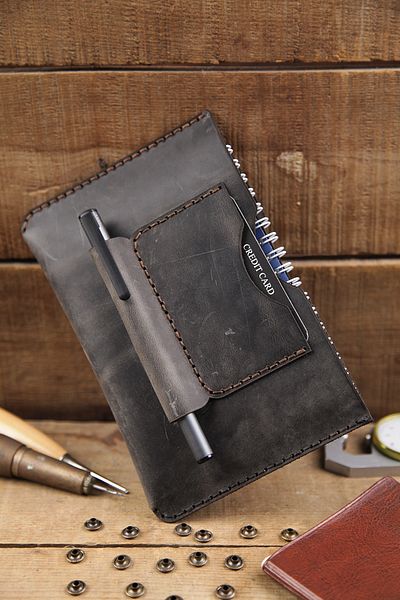 New Coast Leather 1900's Ръчно изработен калъф за тефтер A6 от естествена кожа