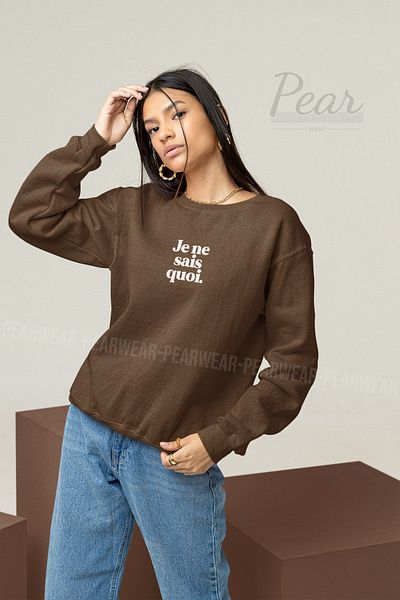 Pear Wear Дамски суитшърт с 3 нишки и повдигнат овърсайз принт Je Ne Sais Quoi