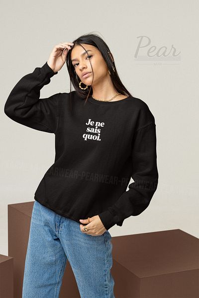 Pear Wear Дамски суитшърт с 3 нишки и повдигнат овърсайз принт Je Ne Sais Quoi