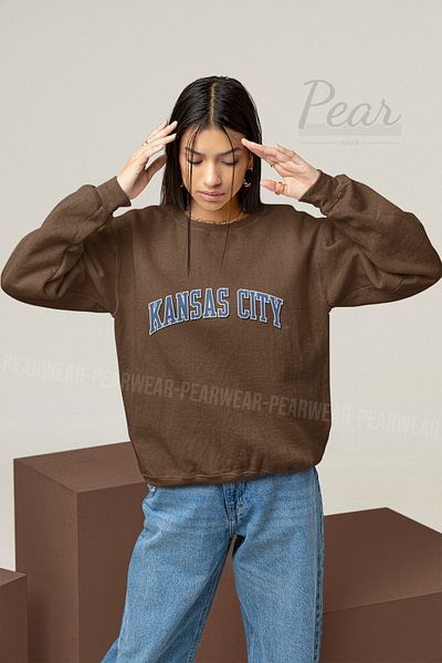Pear Wear Дамски суитшърт с 3 нишки и повдигнат овърсайз принт от Канзас Сити