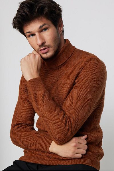 Tudors Brauner Strickpullover mit schmaler Passform und Rundhalsausschnitt für Herren