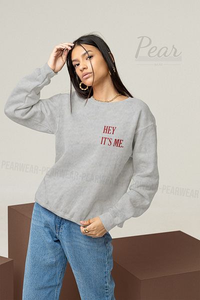 Pear Wear Γυναικείο φούτερ με στάμπα Hey Its Me με 3 κλωστές