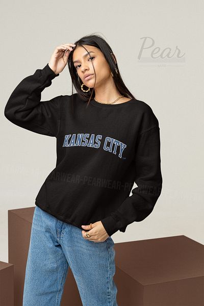 Pear Wear Дамски суитшърт с 3 нишки и повдигнат овърсайз принт от Канзас Сити