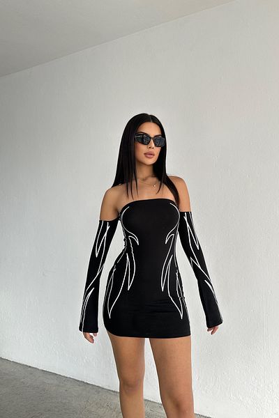 World Fashion Trends Μαύρο και άσπρο φόρεμα με σχέδια Wft2462 εκτός ώμου