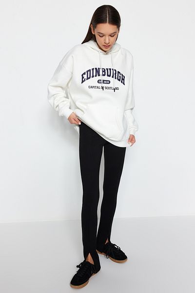 Trendyol Collection Плетен суитшърт с качулка и качулка с дебел щампован градски принт в цвят екрю TWOAW24SW00438