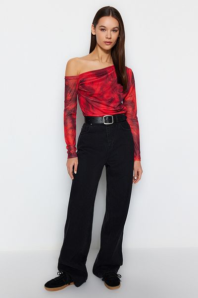 Trendyol Collection Strickbluse aus rotem Tüll mit asymmetrischem Ausschnitt – gefütterter, körperbetonter TWOAW24BZ00051