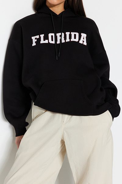 Trendyol Collection Hanorac tricotat supradimensionat cu glugă, negru, gros, fleece, imprimat oraș TWOAW24SW00438