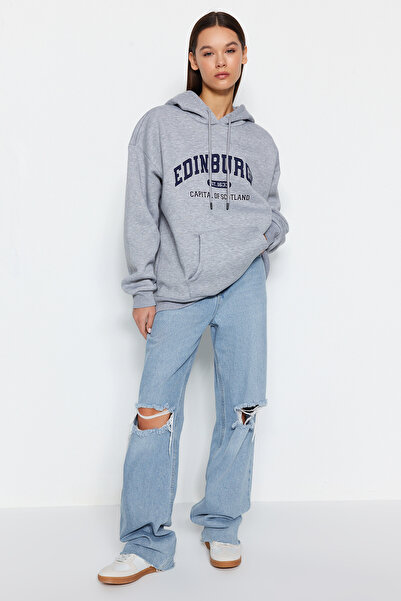 Trendyol Collection Šedá Silná vnitřní fleecová mikina s městským potiskem Oversize/Wide Fit Pletená mikina s kapucí TWOAW24SW00438