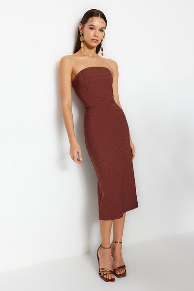 Trendyol Collection Braunes, gewebtes Abendkleid mit glänzenden Steindetails – gefüttert und körperbetont TPRSS23EL00476