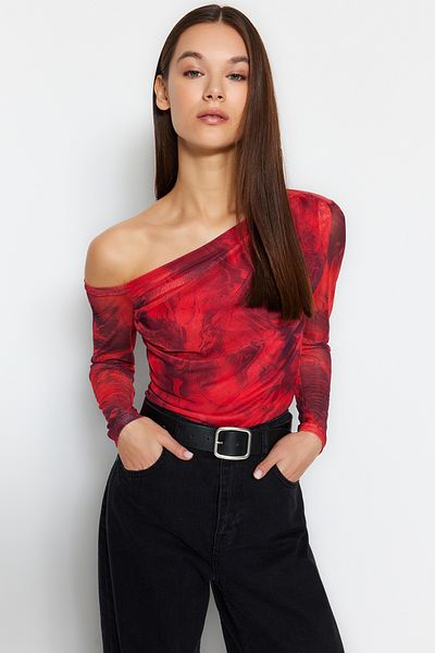 Trendyol Collection Strickbluse aus rotem Tüll mit asymmetrischem Ausschnitt – gefütterter, körperbetonter TWOAW24BZ00051