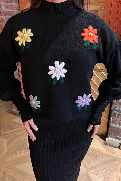 GÜLSELİ Fekete női fél garbós, hímzett kötöttáru blúz ruha, kétrészes szett