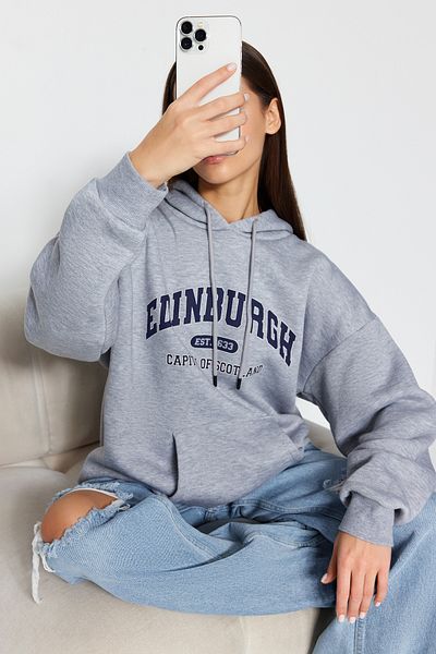 Trendyol Collection Šedá Silná vnitřní fleecová mikina s městským potiskem Oversize/Wide Fit Pletená mikina s kapucí TWOAW24SW00438