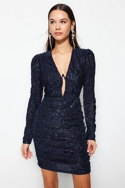 Trendyol Collection Marineblaues, figurbetontes, glitzerndes V-Metalldraht-detailliertes, kurzes, stilvolles Abendkleid mit Pailletten TPRAW24EL00159
