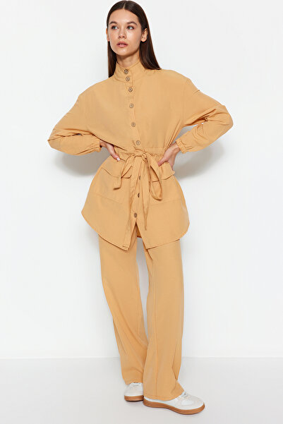 Trendyol Modest Sötét bézs állógalléros öves ing-nadrág szőtt öltöny TCTSS21AU0247