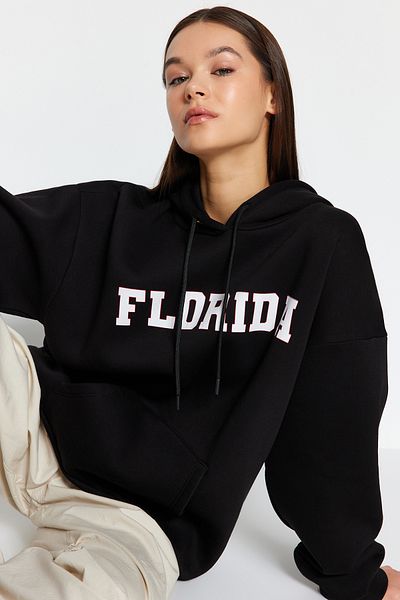 Trendyol Collection Hanorac tricotat supradimensionat cu glugă, negru, gros, fleece, imprimat oraș TWOAW24SW00438