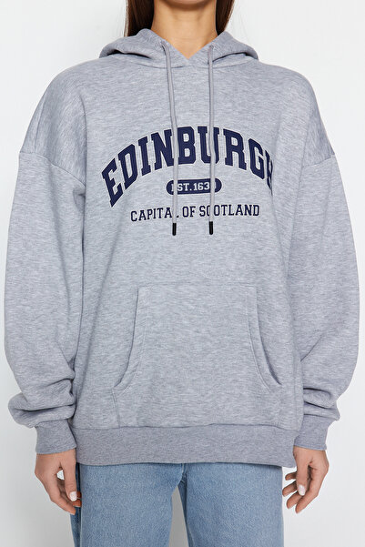 Trendyol Collection Šedá Silná vnitřní fleecová mikina s městským potiskem Oversize/Wide Fit Pletená mikina s kapucí TWOAW24SW00438