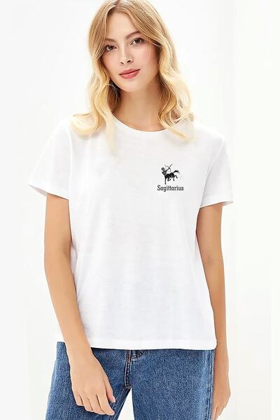 QIVI تيشيرت نسائي محبوك باللون الأبيض مطبوع عليه برج القوس