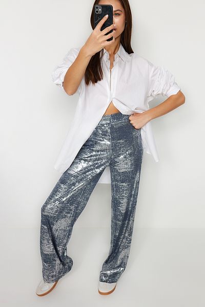 Trendyol Collection Graue, folienbedruckte/glänzend bedruckte Stretch-Strickhose mit weitem Bein und elastischem Bund TWOSS24PL00028