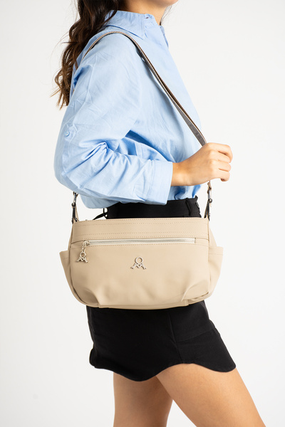 YOGII حقيبة كتف وذراع نسائية موديل Dorset مصنوعة من الجلد المقاوم للماء بتسعة...