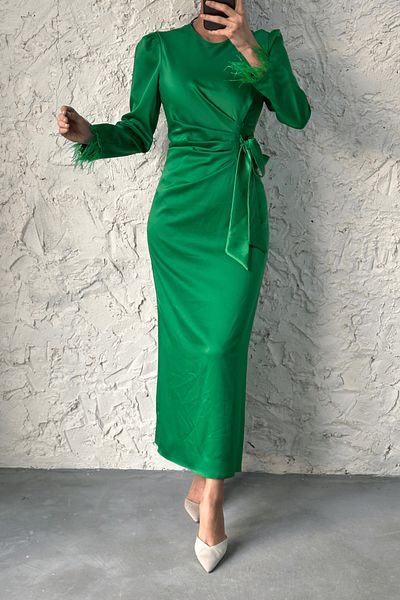 LEYUZE BUTİK Elegant Touch-Embellished Pencil Satin Hijab Evening Dress with Feather Sleeves Light Green