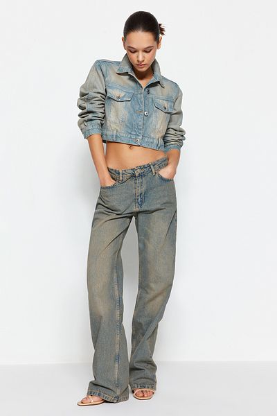 Trendyol Collection Jeans mit niedriger Taille und weitem Bein in blassblauem Vintage-Effekt TWOSS24JE00021