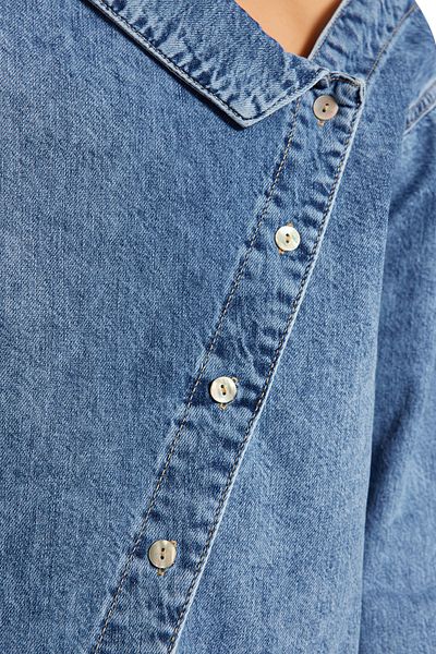 Trendyol Collection Blaues Oversize-Jeanshemd mit asymmetrischem Kragen TWOSS24GO00034