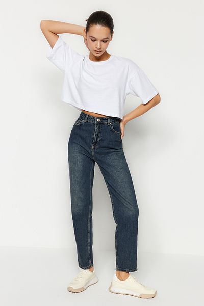 Trendyol Collection Blaue Slim Mom-Jeans mit hoher Taille TWOSS24JE00028