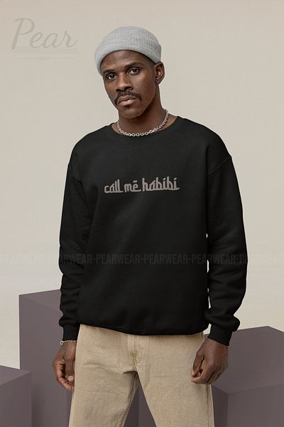 Pear Wear Мъжки суитшърт с 3 нишки и повдигнат овърсайз принт Call Me Habibi