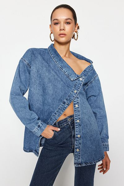 Trendyol Collection Blaues Oversize-Jeanshemd mit asymmetrischem Kragen TWOSS24GO00034