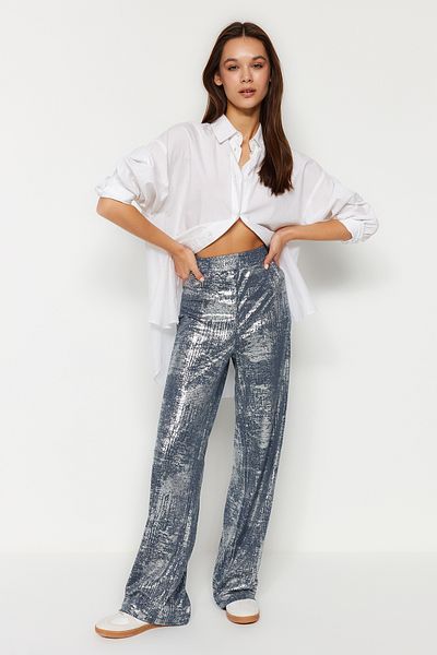 Trendyol Collection Graue, folienbedruckte/glänzend bedruckte Stretch-Strickhose mit weitem Bein und elastischem Bund TWOSS24PL00028