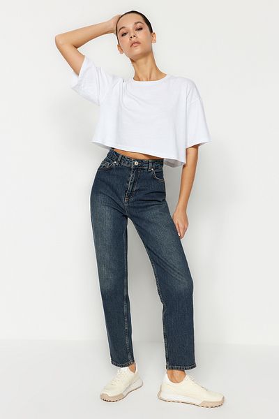 Trendyol Collection Blaue Slim Mom-Jeans mit hoher Taille TWOSS24JE00028