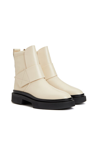 Dıvarese Kırık Beyaz Kadın Deri Bot