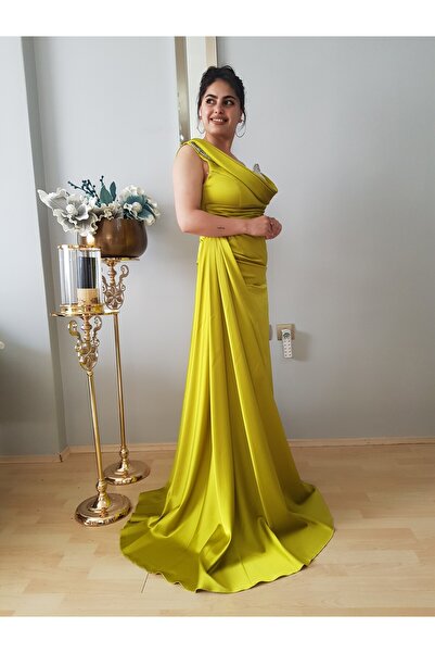 FERGAN KADIN FISTIK YEŞİLİ ÖZEL TASARIM SATEN TEK OMUZ TAŞ İŞLEME YIRTMAÇLI DRAPELİ ABİYE ELBİSE