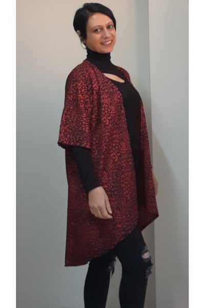 Mertcan Butik Σκούρο κόκκινο μαύρο σχέδιο γιακά με μανίκια νυχτερίδα πλεκτό γιλέκο με εμφάνιση κρεπ