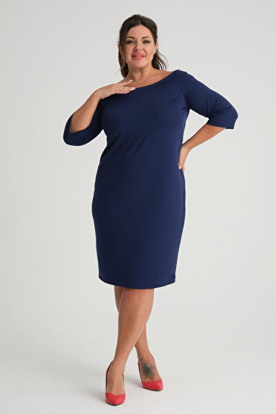 Madwilo Γυναικείο φόρεμα με μπλέ Navy Carmen γιακά με μανίκια τριών τετάρτων Plus Size Stretchy Crepe