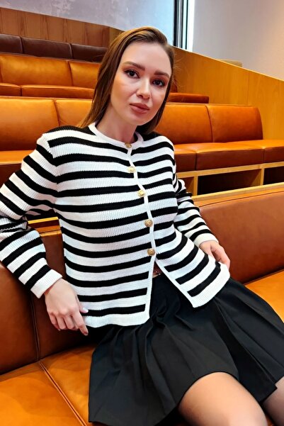 Palmiye Butik سترة نسائية محبوكة بيضاء مخططة بياقة دائرية ومبطنة بأزرار ذهبية