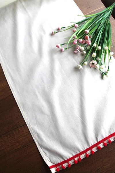 Emtory Home Natural Red Pompom Linen Runner