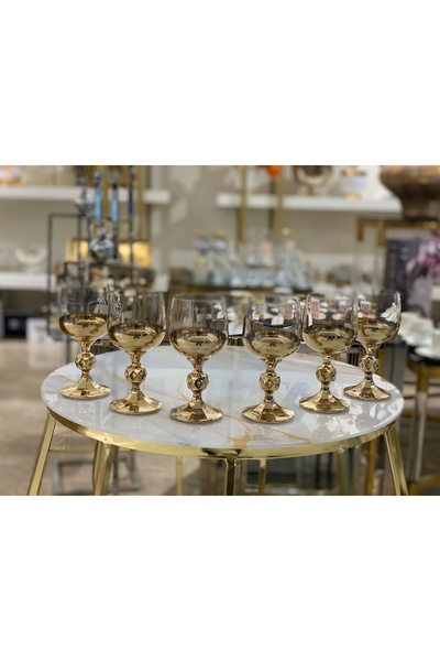 veraev يدخل كوب الماء بجانب القهوة إلى الآلة الذهبية.