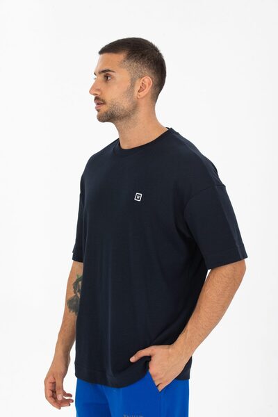 Whitefin Τ-SHIRT ΜΕ ΆΝΕΤΗ ΕΦΑΡΜΟΓΗ ΣΕ ΣΚΟΥΡΟ ΜΠΛΕ