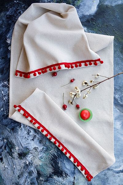 Emtory Home Natural Red Pompom Linen Runner