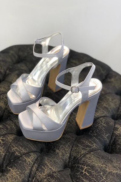 Benimsitilimbu Gray Satin Platform