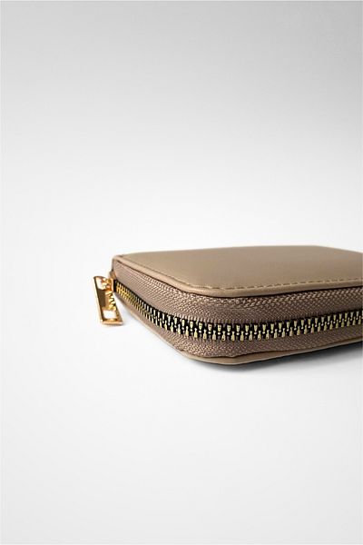 Yuka Atelier Мини матов портфейл от изкуствена кожа