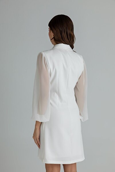 lovebox Λευκό βραδινό φόρεμα με πλισέ φούστα, μανίκια γιακά με διπλό στήθος και λεπτομέρεια από τούλι 24K2169