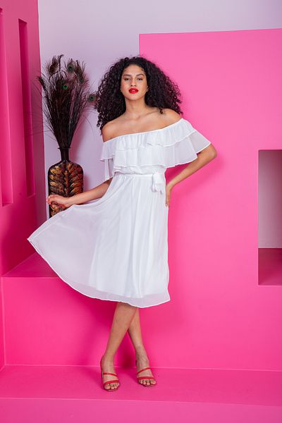 Azra Style Γυναικείο φόρεμα Carmen με γιακά ζωσμένο λευκό σιφόν