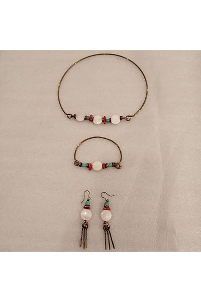 Butik Tülin قلادة نسائية أصلية مصنوعة يدويًا من الحجر الطبيعي باللون الفيروزي المرجاني واللؤلؤ والأرز وقلادة وسوار وأقراط مكونة من ثلاث قطع