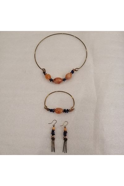 Butik Tülin مجموعة من ثلاث قطع مصنوعة يدويًا من الحجر الطبيعي الأصلي للنساء من العقيق الأزرق الداكن والأرز الداكن وقلادة وسوار وأقراط