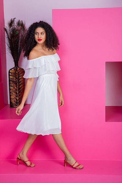 Azra Style Γυναικείο φόρεμα Carmen με γιακά ζωσμένο λευκό σιφόν