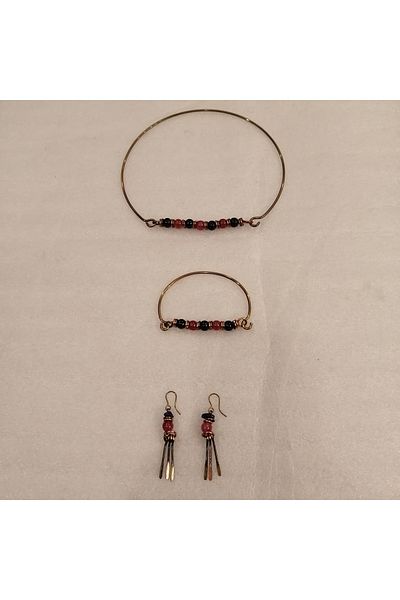 Butik Tülin مجموعة من ثلاث قطع للسيدات مصنوعة يدويًا من الحجر الطبيعي اليشم العنابي والأرز الداكن وقلادة وسوار وأقراط